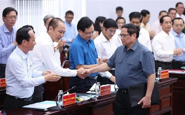 Prime Minister Pham Minh Chinh shakes hands with Bac Lieu leaders. (Photo: VNA)