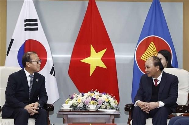 President Nguyen Xuan Phuc (R) receives Ly Huan, chairman of the Ly family in RoK (Photo: VNA).