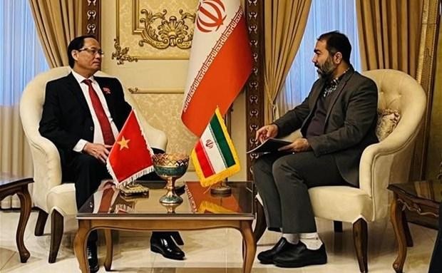 National Assembly (NA) Vice Chairman Tran Quang Phuong (L) and Governor of Isfahan Mortazavi. (Photo: VNA) 
