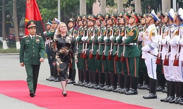Minister of National Defence Phan Van Giang and his Czech counterpart Jana Cernochova review the guard of honour. (Photo: VNA) 