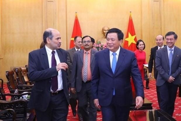 HCMA Director Nguyen Xuan Thang (R) and Indian Ambassador to Vietnam Sandeep Arya (L) (Photo: VNA)