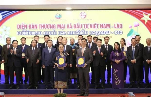 The MoU exchange ceremony between Vietnam and Lao enterprises. (Photo: VNA)