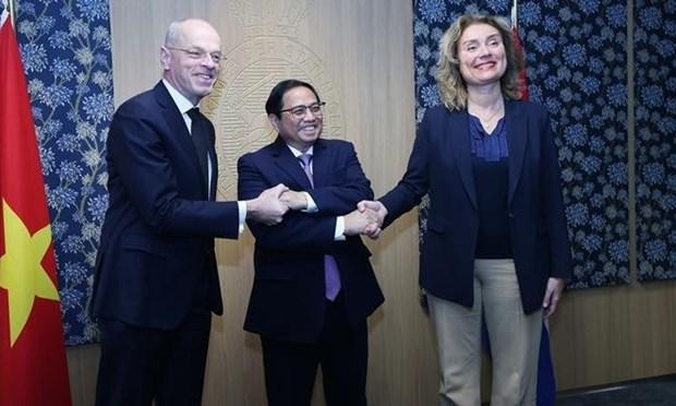 Prime Minister Pham Minh Chinh (C) shakes hands with President of the Senate and Speaker of the House of Representatives of the Netherlands Jan Anthonie Bruijn and Vera Bergkamp. (Photo: VNA) 