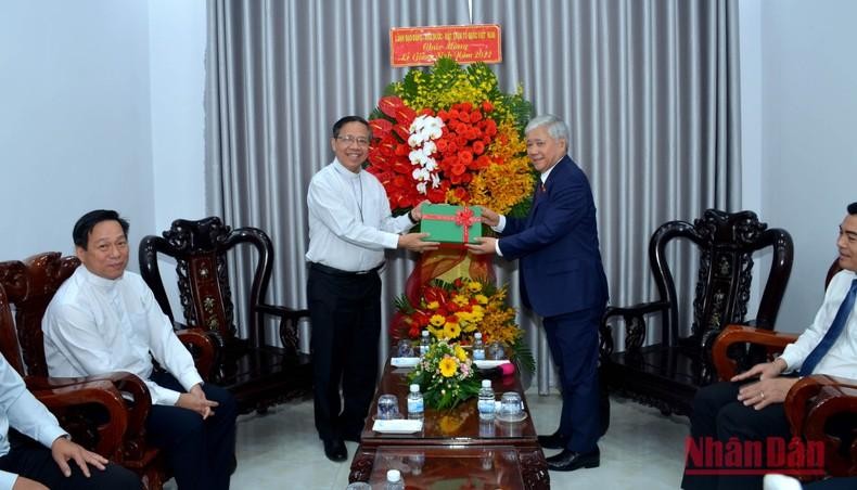 VFF President Do Van Chien presents a gift to Bishop Joseph Do Manh Hung.