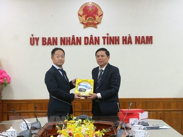 Vice Chairman of the provincial People’s Committee Tran Xuan Duong presents gift to Nakayama Hideto. (Photo: VNA)