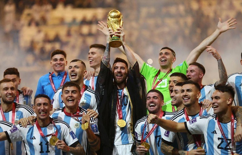 Argentina's Lionel Messi lifts the World Cup trophy alongside teammates as they celebrate winning the World Cup. (Photo: REUTERS/Carl Recine)