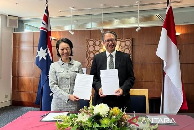 An official from the Coordinating Ministry for Economic Affairs, Edi Prio Pambudi (R), and Australian Deputy Secretary for Southeast Asia and Global Partners Group Department of Foreign Affairs and Trade (DFAT), Michelle Chan, signed the Australia-Indonesia Partnership for Economic Development (Prospera) Exchange of Letters. (Source: ANTARA/HO-KemenkoEkonomi/pri/FR)