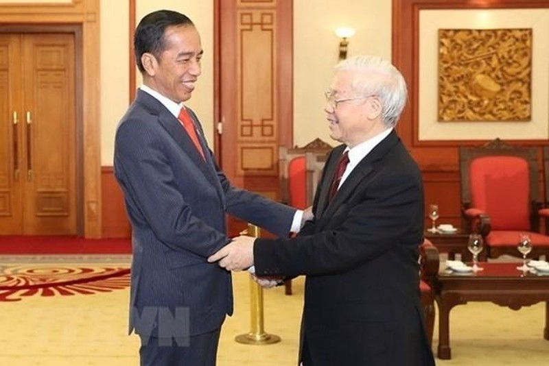 General Secretary Nguyen Phu Trong welcomes Indonesian President Joko Widodo during the latter's visit to Vietnam in 2018. (Photo: VNA)
