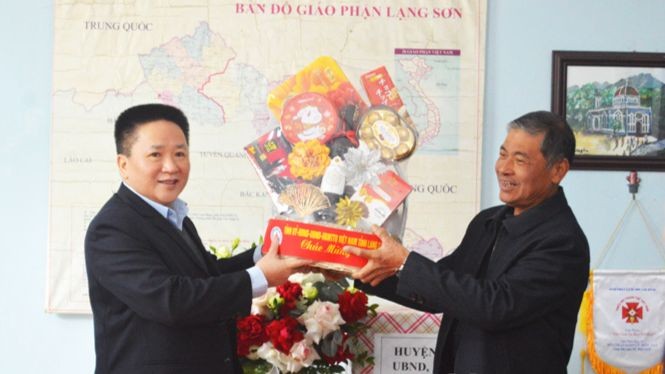 The provincial delegation presents gifts to Loc Binh Parish. (Photo: Bao Lang Son)