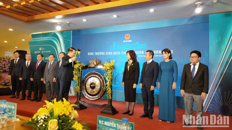 Deputy Minister of Finance Nguyen Duc Chi beats the gong to mark the first trading session of 2023 on January 3.