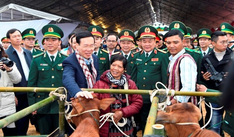 Politburo member and permanent member of the Secretariat Vo Van Thuong presents cows to a poor household in A Luoi District, Thua Thien Hue Province.