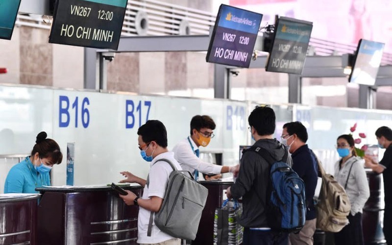Passengers at Vietnam Airlines check-in counters. (Photo: VNA)