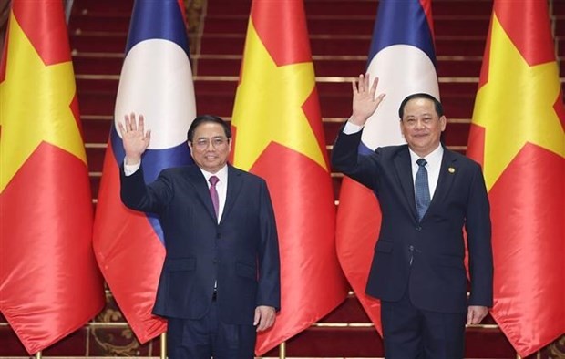 PM Pham Minh Chinh and his Lao counterpart Sonexay Siphandone. (Photo: VNA)