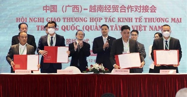 The signing of cooperation agreements between Vietnamese and Guangxi businesses. (Photo: VNA)