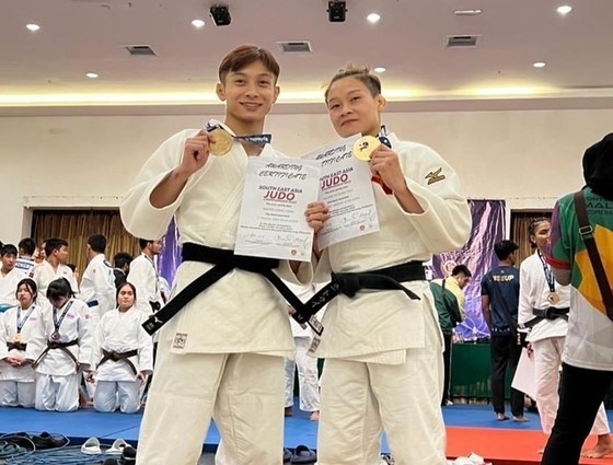 Siblings Nguyen Hoang Thanh (left) and Nguyen Thi Thanh Thuy pose with their certificates and gold medals at the Southeast Asian Judo Championship. (Photo of Nguyen Thi Thanh Thuy)