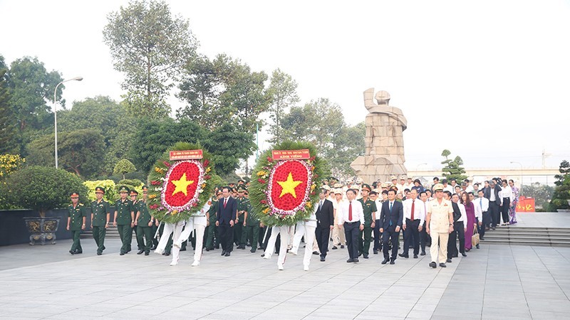 Ho Chi Minh City leaders pay tribute to fallen soldiers at the Ho Chi Minh City Martyrs’ Cemetery.