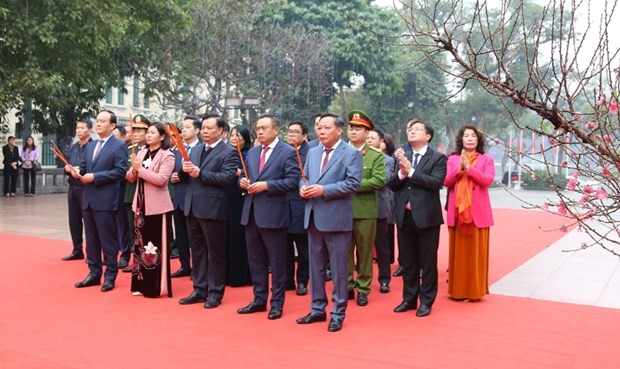 Hanoi officials offer incense to King Ly Thai To at the monument near Hoan Kiem Lake on January 21. (Photo: hanoimoi.com.vn)