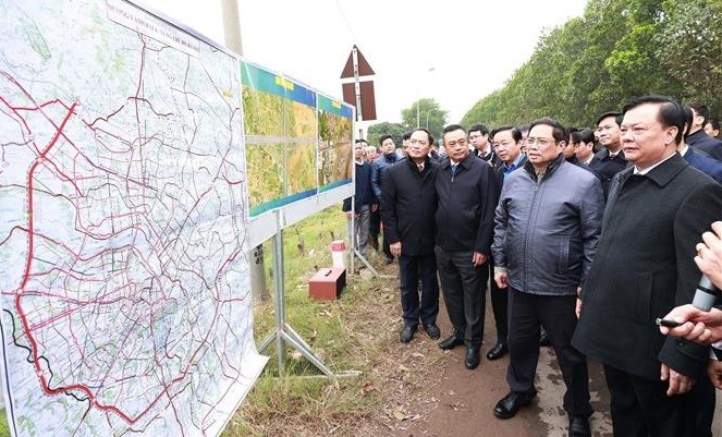 PM Pham Minh Chinh inspects construction site in Hoai Duc District. (Photo: VNA)