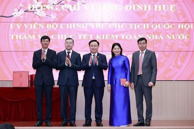 NA Chairman Vuong Dinh Hue (C) and representatives of the SAV (Photo: VNA)