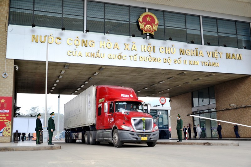 Clearance of export goods at the Kim Thanh Border Gate. (Photo: Quoc Hong)