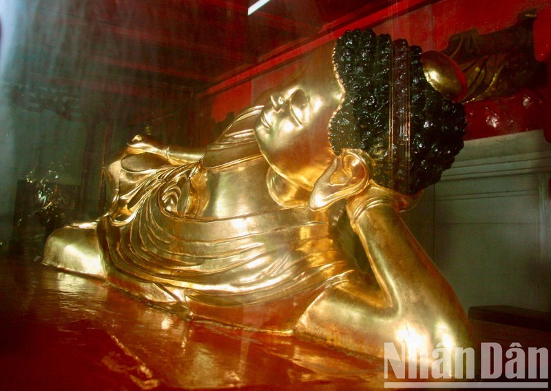 The statue of reclining Emperor Tran Nhan Tong - the first patriarch of the Truc Lam Zen School. 