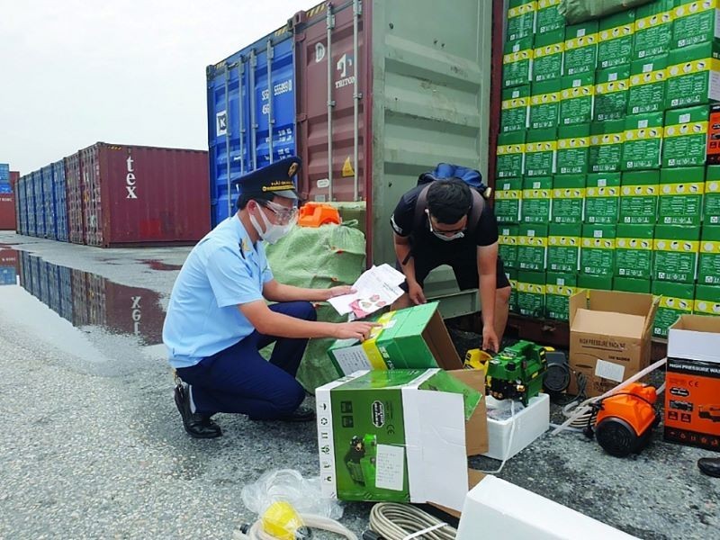 Goods inspection at Hai Phong customs. (Photo: Nguyen Le)