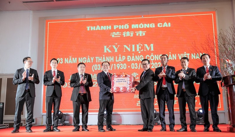 Officials of Mong Cai and Dongxing cities at a ceremony marking the 93rd founding anniversary of the Communist Party of Vietnam on February 2.