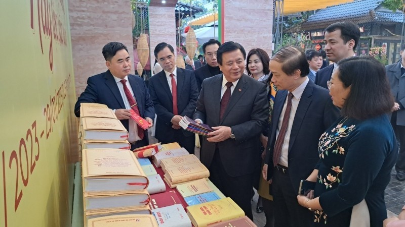 Director of the Ho Chi Minh National Academy of Politics Nguyen Xuan Thang at the event to introduce the series of common-knowledge books on Vietnamese politics.