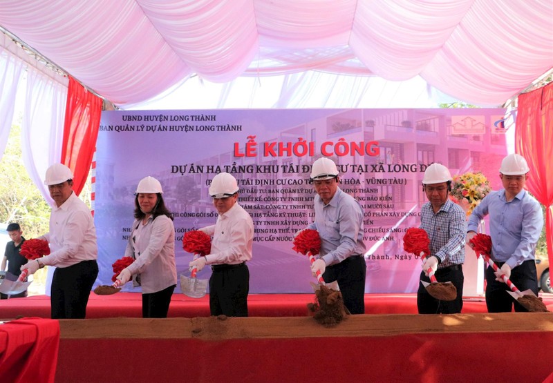 The ground-breaking ceremony for a resettlement area for people displaced by the Bien Hoa-Vung Tau Expressway project.