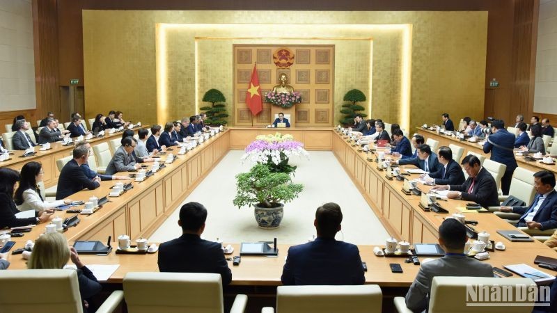 The meeting between Prime Minister Pham Minh Chinh and the delegation of the EU-ASEAN Business Council and EuroCham Vietnam. (Photo: VNA)