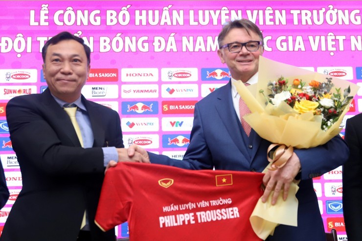 VFF Chairman Tran Quoc Tuan presents flowers and the jersey of Vietnam to the new head coach Philippe Troussier.