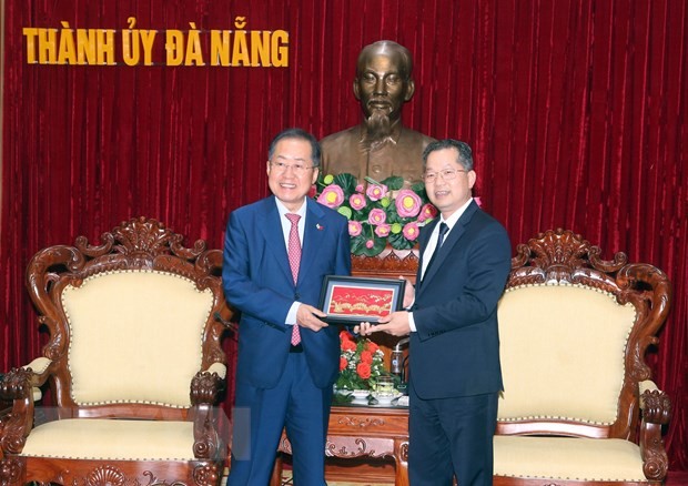 Secretary of the Da Nang municipal Party Committee Nguyen Van Quang (R) presents gift to Mayor of Daegu Hong Joon-pyo (Photo: VNA)