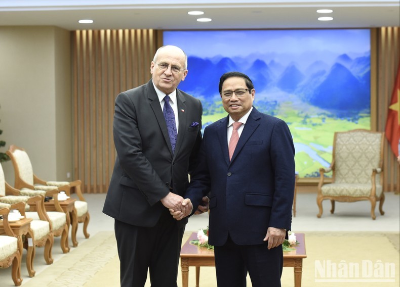 Prime Minister Pham Minh Chinh (R) and Polish Minister of Foreign Affairs Zbigniew Rau at their meeting in Hanoi on March 16. (Photo: Tran Hai)