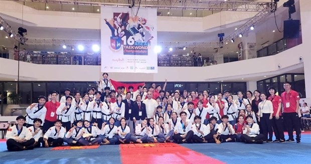 Vietnamese national taekwondo team poses for photos before leaving Manila with 27 gold medals from the 16th ASEAN Taekwondo Championship in the Philippines. (Photo courtesy of Nguyen Thanh Huy) 
