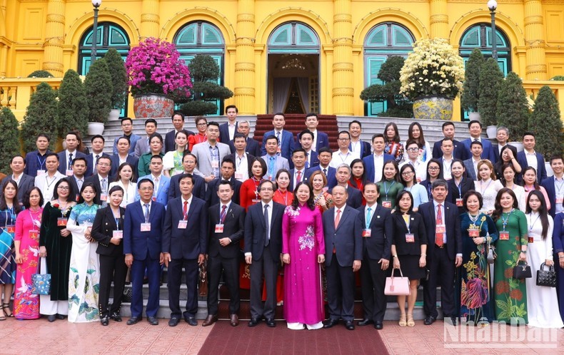 Vice President Vo Thi Anh Xuan and representatives of the VINASME.
