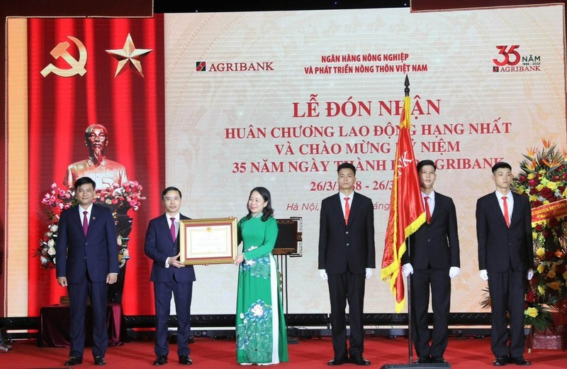 Vice President Vo Thi Anh Xuan presents the Labour Order to Agribank.