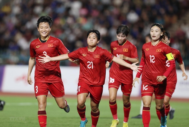 Vietnam’s Ngan Thi Van Su (number 21) celebrates scoring their first goal with teammates. (Photo: VNA)