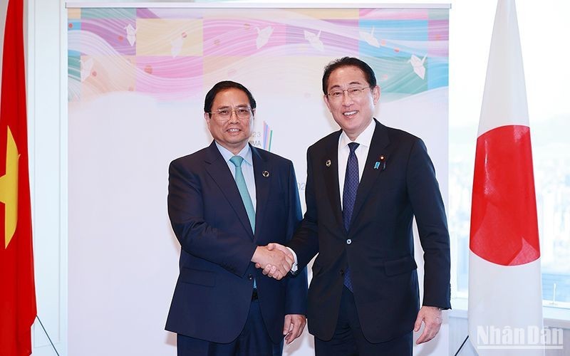 Prime Minister Pham Minh Chinh (L) and his Japanese counterpart Fumio Kishida. (Photo: Duong Giang)