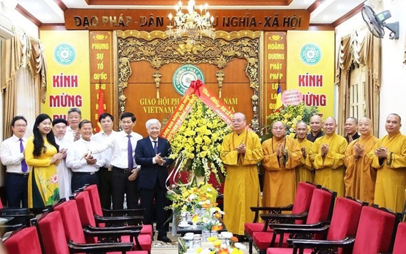 VFF President Do Van Chien extends greetings to Buddhist dignitaries on the occasion of Buddha's birthday.
