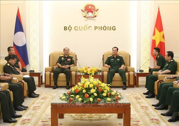 Deputy Defence Minister Senior Lieutenant General Vu Hai San (centre, right) receives head of Lao People’s Army’s general department of logistics Khamphet Sisaone in Hanoi on May 30. (Photo: VNA)