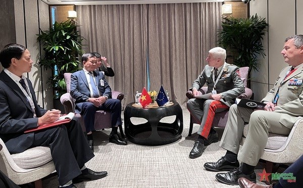 At the meeting between Deputy Minister of Defence Sen. Lieut. Gen. Hoang Xuan Chien (second, left) and General Robert Brieger, Chairman of the EU Military Committee. (Photo: qdnd.vn)