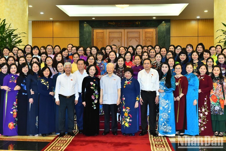 General Secretary Nguyen Phu Trong and female NA deputies. (Photo: Dang Khoa)