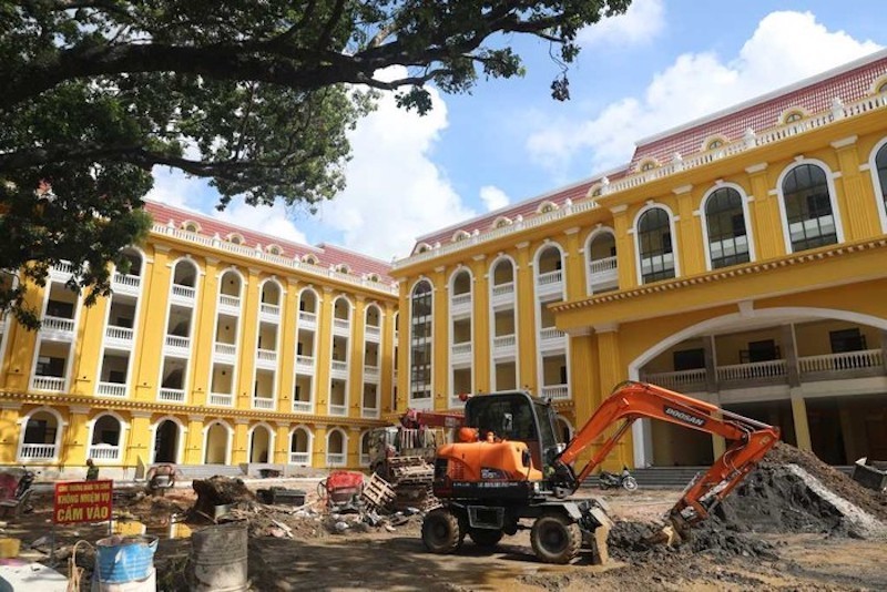 Cam Pha High School is being renovated.