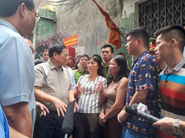PM Pham Minh Chinh visits the scene of the fire. (Photo: Hong Phong)