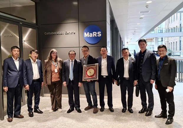 The Vietnamese delegation at Canada’s MaRS Discovery District. (Photo: VNA)