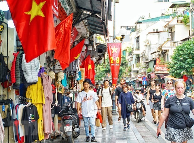 Foreign tourists in Hanoi (Photo: VNA)