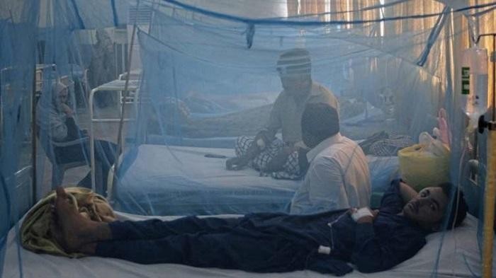 The number of dengue fever cases keeps on growing in Pakistan as one death was reported in the South Asian country. 
