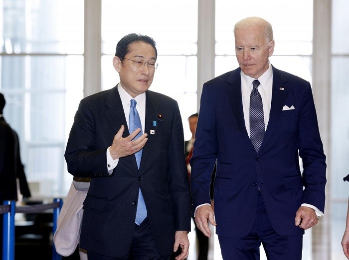 Japanese Prime Minister Fumio Kishida (L) and US President Joe Biden talk at the North Atlantic Treaty Organization's headquarters in Brussels, Belgium, on March 24, 2022. (Source: Kyodo) 
