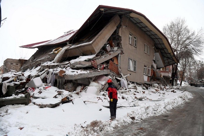 A rescuer works outside a destroyed building in quake-hit Elbistan district of Kahramanmaras, Türkiye, on Feb. 7, 2023. (Photo: Xinhua)