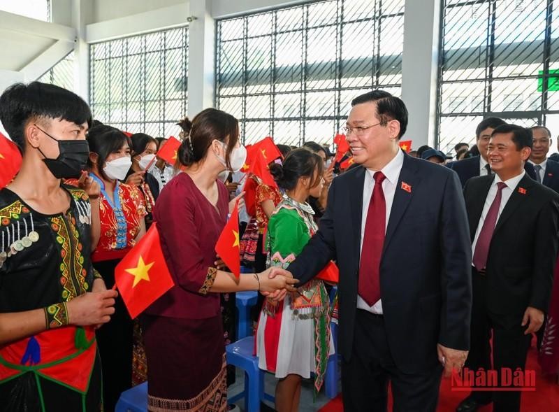 National Assembly Chairman Vuong Dinh Hue visits teachers and students from Ky Son High School. (Photo: NDO)